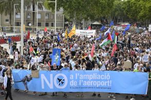 バルセロナ住民、オーバーツーリズムに抗議 スペイン