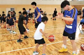トライフープ岡山　バスケ体験教室　ハイレベルなプレー披露も／岡山・美咲町