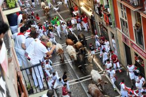 スペインで名物「牛追い祭」開幕