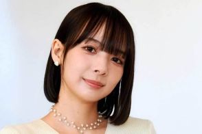 “役満ボディー”岡田紗佳、生放送でのミニ丈衣装に視聴者騒然「美脚」「可愛い過ぎ」