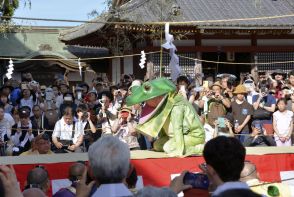 奈良の金峯山寺で奇祭「蛙飛び」　伝説の一幕を披露