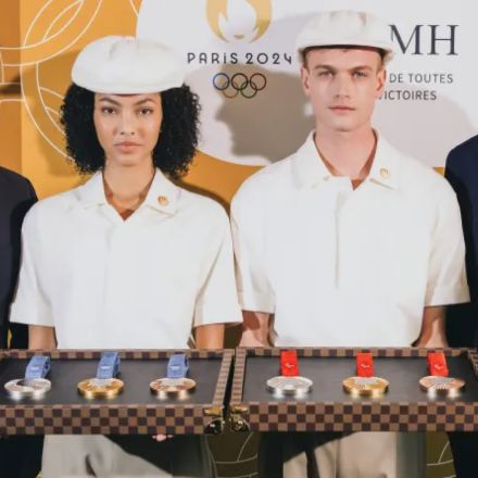 「ルイ・ヴィトン」がパリ五輪のメダルトレーをデザイン　LVMHはメダル授与ボランティアの制服手掛ける