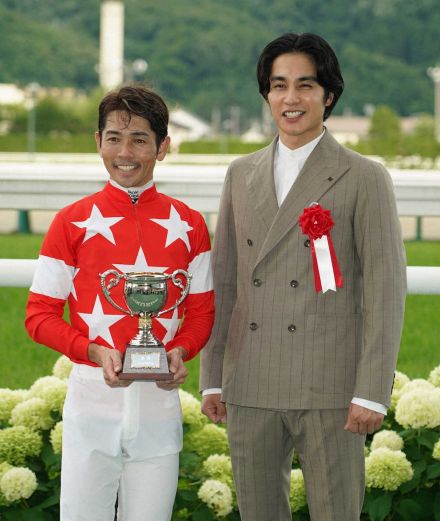 【七夕賞】表彰式でプレゼンターを務めた中村蒼「競馬の魅力がさらに広がることを…」