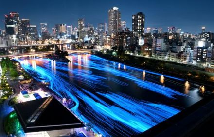 七夕の夜、見下ろす青い「天の川」　大阪の川面にLED4万個浮かぶ