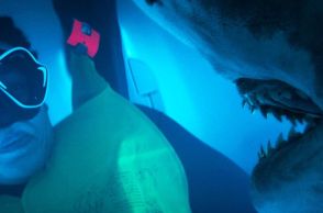 高度2万フィートから海底のサメ地獄へ…！『エア・ロック』予告映像＆シーン写真