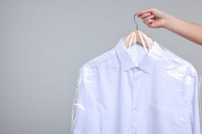 夫のワイシャツを週に1回クリーニングに出しています。もし自分で洗濯とアイロンがけをした場合、年間いくら節約できますか？