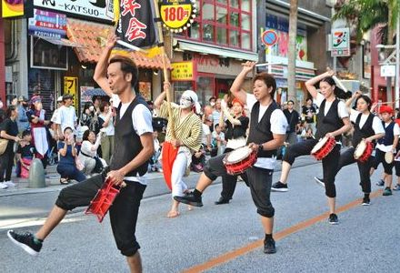 「沖縄らしい雰囲気が味わえて大満足」 迫力ある演舞、那覇市を元気に　「すーじフェス」開催