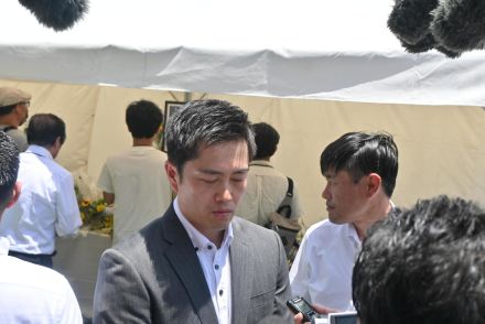 吉村洋文知事　涙ぐむ「凶弾で命が奪われたことは悔しい」　安倍氏銃撃２年　事件現場で思いを吐露