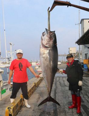 福田こうへい　130キロ級のマグロの一本釣りに成功！　20年以上憧れ続けて「感謝の言葉しかない」