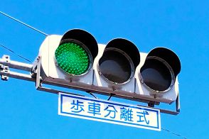 どう見ても緑なのに「青信号」なぜ!? 理由は「日本独自の価値観」にあった！ 欧米とは全然違う「歴史と信号色の深い話」