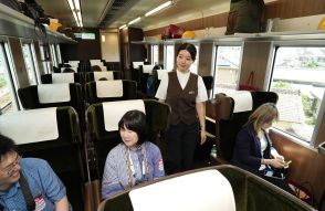 阪急が投入する座席指定サービス「プライベース」　専用車両で初試乗会、アテンダント同乗