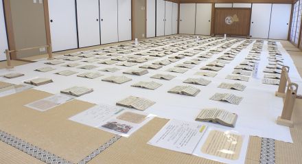 西宮神社で、約330年前から神主らがつづってきた「御社用日記」の虫干し／兵庫県