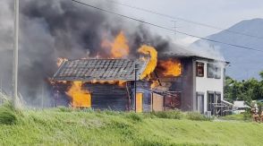 住宅など2棟燃える火事　火は離れの中から出て母屋に燃え移ったか　長野・飯島町