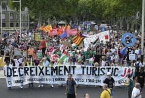 「観光客は家に帰れ」バルセロナでオーバーツーリズムの抗議デモ。水鉄砲で水をかける人も