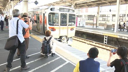 腰に優しい座席に低いつり革…さらに防犯カメラ増強　東海道線に18年ぶり新車両　鉄道ファンも絶賛【静岡発】