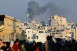 イスラエル軍、ガザに激しい攻撃　住民「砲弾降り注ぐ」