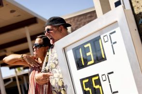 米デスバレーの温度計「55度」 観光客ら記念撮影