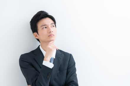 45歳会社員です。妻から転職してほしいと言われてます…この歳で年収「300万円」は低いでしょうか？