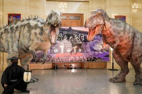 今秋、上野で恐竜大パレード！東京国立博物館「恐竜大夜行」発表会場にティラノら乱入