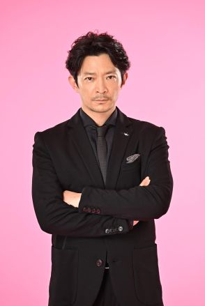 ＜西園寺さんは家事をしない＞津田健次郎がミステリアスな料理系YouTuberに　歌って踊って料理する個性的な世界観