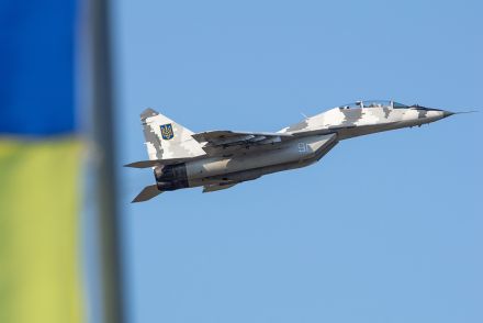 空軍基地に弾道ミサイル、走る閃光と巨大な煙...ロシアがウクライナの戦闘機「MiG-29」を爆破したと主張する瞬間