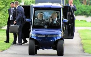 プーチン氏、インドのモディ首相を乗せてEVを運転