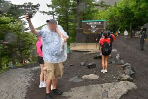警告を無視する迷惑客が続出！　富士山に群がる非常識なインバウンド観光客はいつまで許されるか