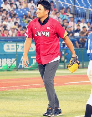 高橋由伸氏がソフトボールの始球式　人生初の下手投げ…ホームベースに届かず