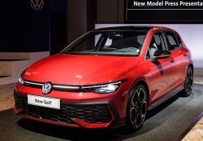 2025年1月発売のマイナーチェンジ版の新型VWゴルフを初見せ　光るエンブレムでライバルと差別化