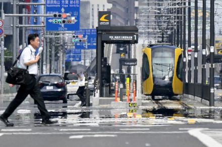 梅雨なのに厳しい暑さ　LRTの軌道上に逃げ水　蜃気楼に揺らぐ沿線