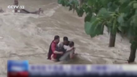 街の中を泳ぐ“魚の群れ”に濁った水の上に浮かぶ乗用車も　「店が冠水してしまった…どうしよう」中国で豪雨被害相次ぐ