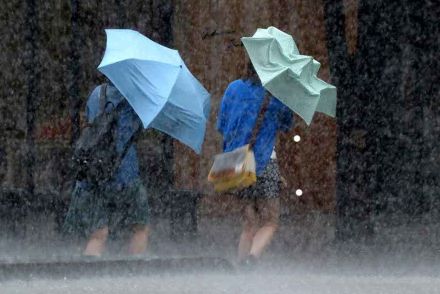 「出先での急な雨に備えて」　ストレスや危険を軽減する“あると便利”なアイテム　警視庁が紹介