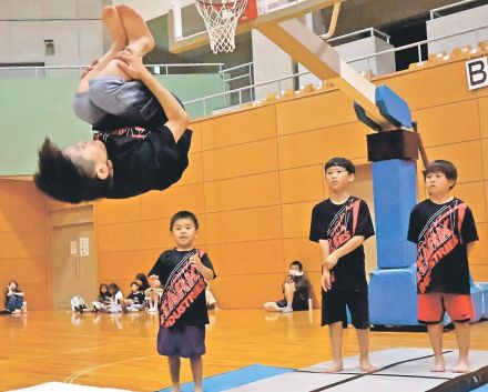 富山・福岡地域をアクロバットの町に　高岡でチーム結成、子どもたちがバク転・バク宙でイベント盛り上げ