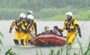 豪雨災害に備え、訓練入念に　米沢署など、救助の流れ確認