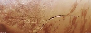 火星の大地を切り裂く地溝帯　ESA探査機マーズ・エクスプレスが観測