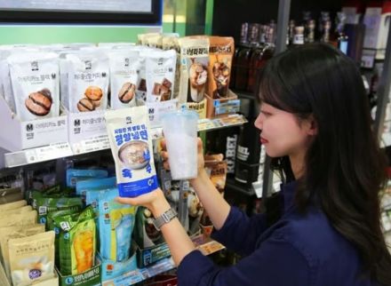 タンブラーに入れ「ゴクリ」、平壌冷麺マニアが殺到…韓国コンビニで品切れ