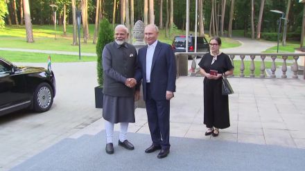 プーチン大統領自ら出迎え“親密”アピール　インド・モディ首相がロシアに到着　高級リムジン「オーラス」で公邸へ