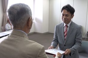 橘川氏に当選証書を付与　綾瀬市長選挙で初当選