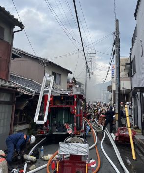 【速報】京都市の住宅街で民家火災、近隣4棟にも延焼　けが人の有無は確認できず