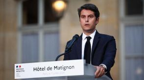 マクロン大統領、アタル首相に「当面の」留任要請　フランス政治の混迷続くなか