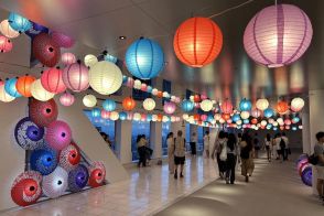 梅田スカイビルでライトアップ企画　ランタン134個と光る和傘38本で装飾