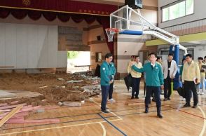 急流に巻き込まれ女性が不明、体育館では壁崩壊…韓国で豪雨被害続出