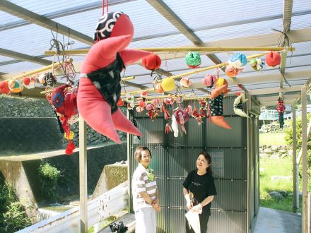 「さるぼぼ」たち、バス停に　地元の手芸好き、随時新作飾る　三重・松阪