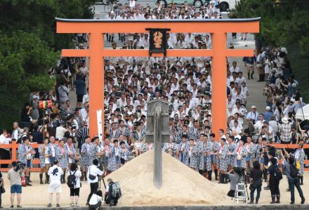 男たち「オッショイ」　お汐井とりで安全祈願　博多祇園山笠