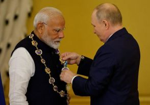 プーチン氏、インド首相に最高位の勲章を授与　ピョートル大帝が創設