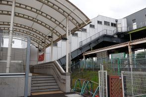 下りはトンネル上りは地上、ホームの位置も高さも違う駅。橋の上に乗ってる駅