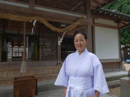 銀座のママから古社の宮司に　異色の経歴持つ村山さん、7月14日に奉告祭 - 奈良県御所市の駒形大重神社