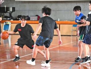 元日本代表に、キングスに所属した選手も…バスケの名プレーヤーから守備の技術学ぶ　宮古島市3高校の生徒30人が参加