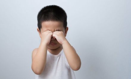 子どもに流行する「咽頭結膜熱（プール熱）」、どうやってうつるの？　医師に聞く