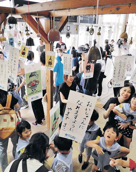 銅器の風鈴願い込め　新高岡駅に４５個